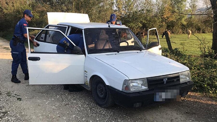 Bazı vatandaşlar, köy yolunda bir otomobilde 3 kişinin hareketsiz yattığını görünce jandarmaya haber verdi.