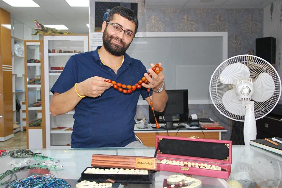 Damla kehribar tespih, göz kamaştırıyor.