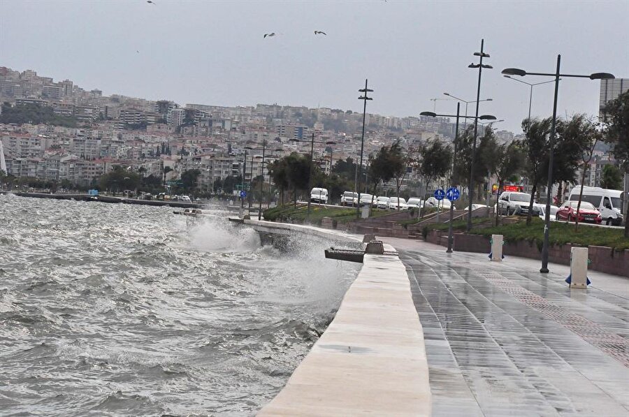 Tropik fırtınanın, pazar sabahı itibarıyla Kıyı Ege'den başlayarak ülkeyi etkilemesi bekleniyor.