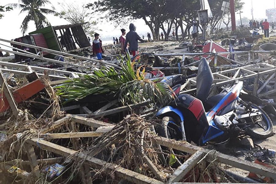 Endonezya'nın Sulawesi Adası'nda meydana gelen 7,7 büyüklüğündeki depremin ardından tsunami meydana geldi.