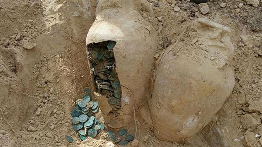 Gözaltına alınan şahısların cep telefonlarından çok sayıda sikke görüntüsü çıktı.