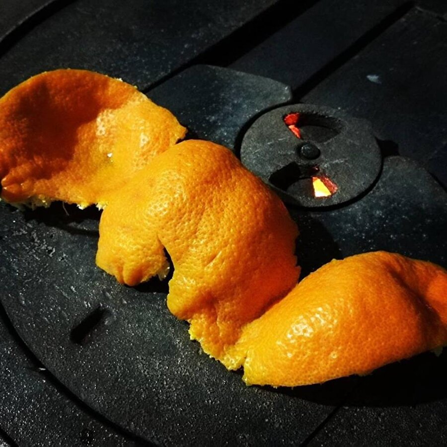 Soba üzerinde mandalina kabuklarının kokusu