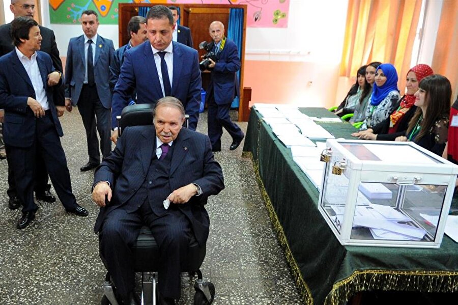 Cezayir Cumhurbaşkanı Buteflika, tekerlekli sandalyeye bağımlı olarak yaşıyor.
