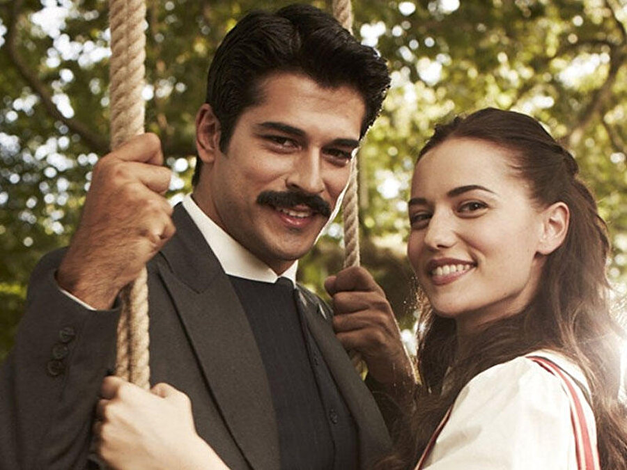 Burak Özçivit ve Fahriye Evcen ilk olarak Çalıkuşu dizisinde birlikte rol almaya başlamışlardı.