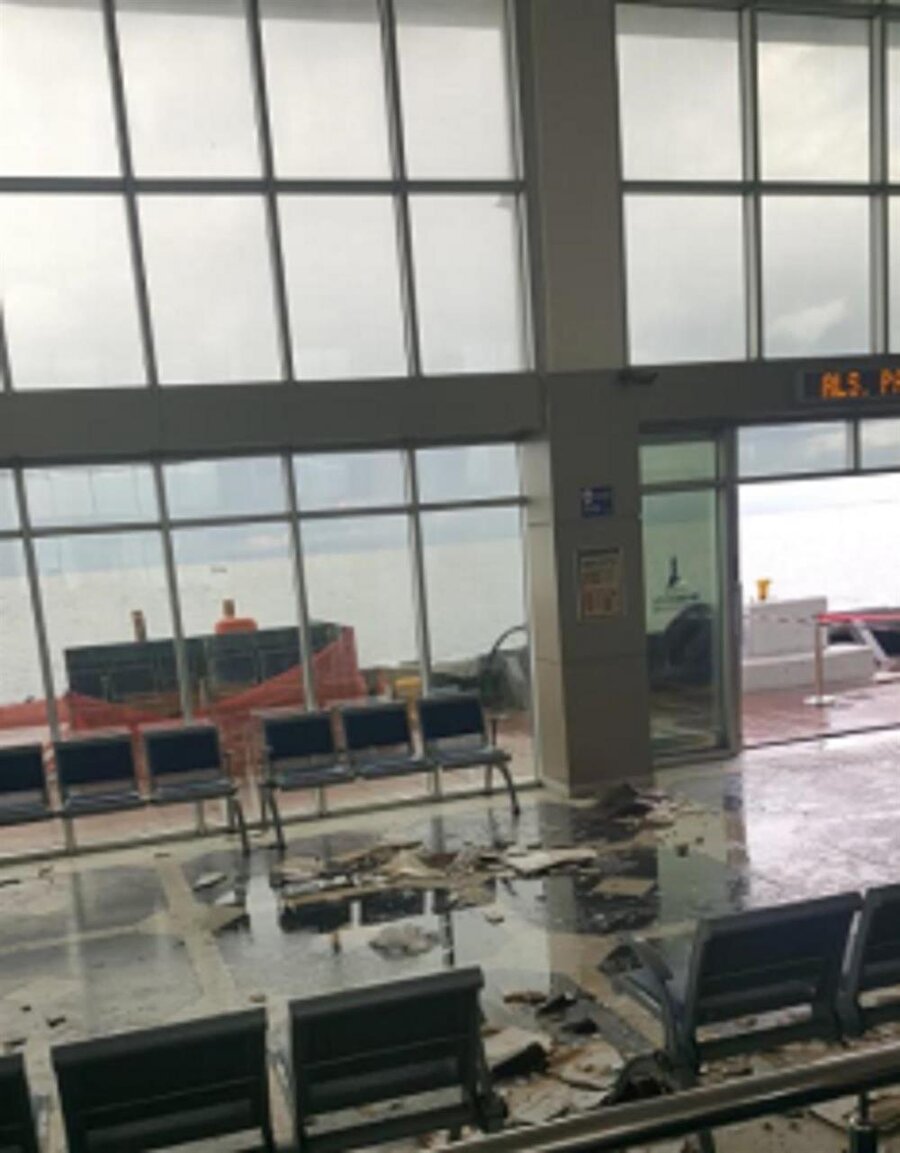 Aniden bastıran yağış hastaneyi birbirine kattı.