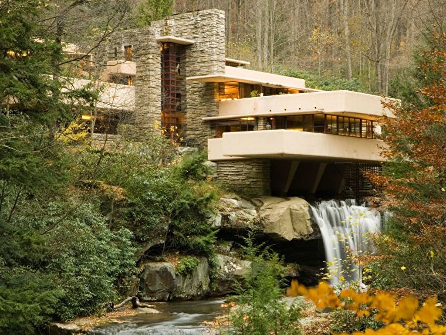 
                                    Wright'ın organik ev olarak tanımlanan yapısı; Fallingwater.
                                