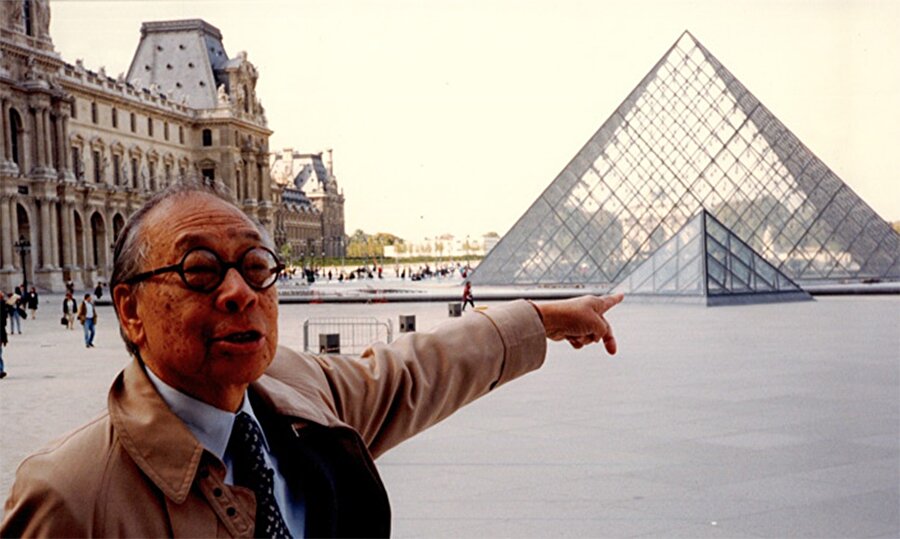 
                                    Pei'nin önünde fotoğraf çekildiği bu yapı, Paris'te bulunuyor ve Louvre Piramidi adını taşıyor.
                                