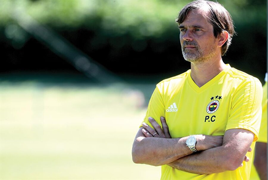 Phillip Cocu idmanda futbolcularını uzaktan izliyor.