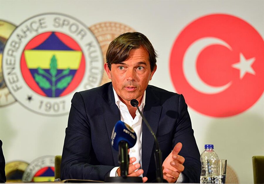 Phillip Cocu imza töreninde basın mensuplarının sorularını yanıtlamıştı.