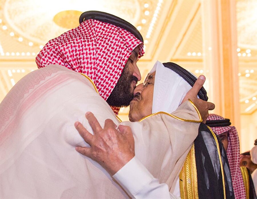 Muhammed Bin Selman ve Kuveyt Emiri Sabah, Arap geleneklerine göre selamlaştı.