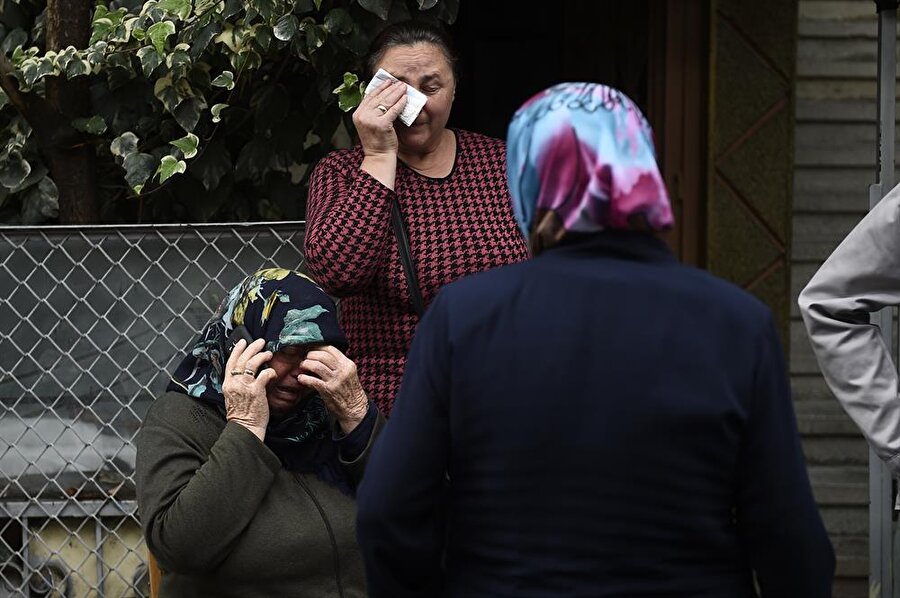 Evlerine giren hırsız tarafından bıçaklanarak öldürülen gencin yakınları gözyaşlarına boğuldu.
