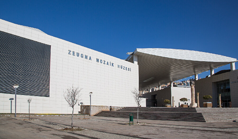 
                                    
                                    
                                    
                                    
                                    
                                    
                                    
                                    
                                    2010 yılında açılan Zeugma Mozaik Müzesi, Hatay Arkeoloji Müzesi açılana dek dünyanın en büyük mozaik müzesiydi. Gaziantep’te Eski Tekel Fabrikası alanı üzerine kurulan müze tam 30.000 metrekarelik bir alan üzerinde görkemli bir şekilde yükseliyor.
                                
                                
                                
                                
                                
                                
                                
                                
                                