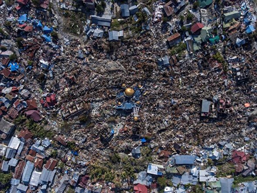 Görüntülerde depremden en çok etkilenen şehir Palu'nun merkezi Sulawesi görüntülendi.

                                    
                                