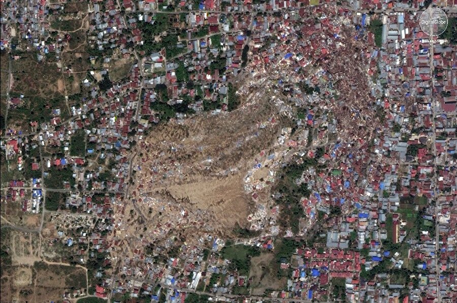 Şiddetli depremlerin oluşturduğu hasar uydu fotoğrafları ile gözler önüne serildi.