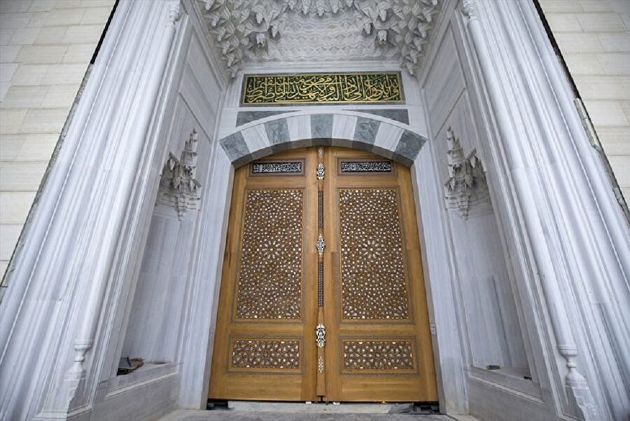 Çamlıca Cami, kündekari tekniğiyle hazırlanan ana kapısına kavuştu