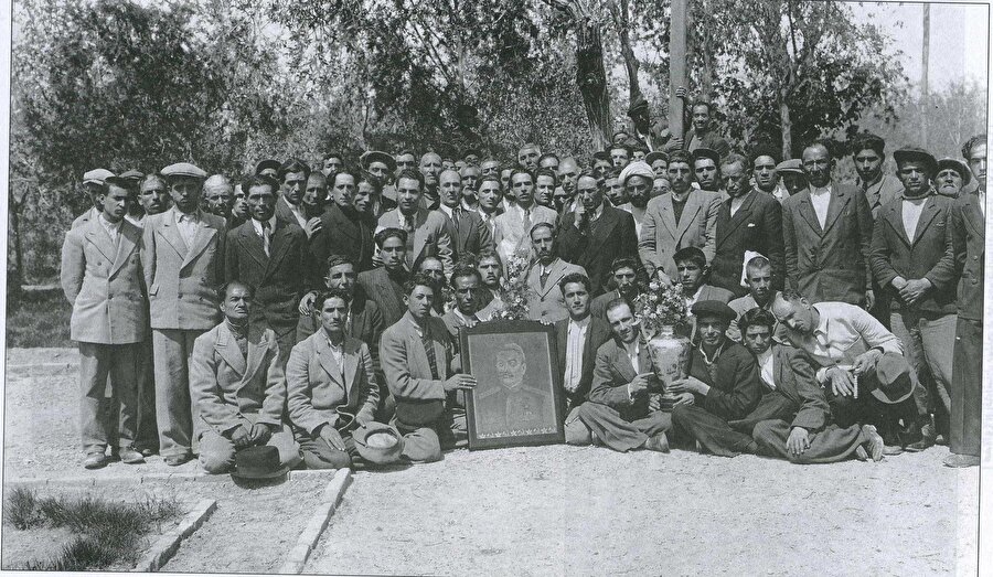Azerbaycan Halk hükümeti taraftarları, Stalin portresiyle.