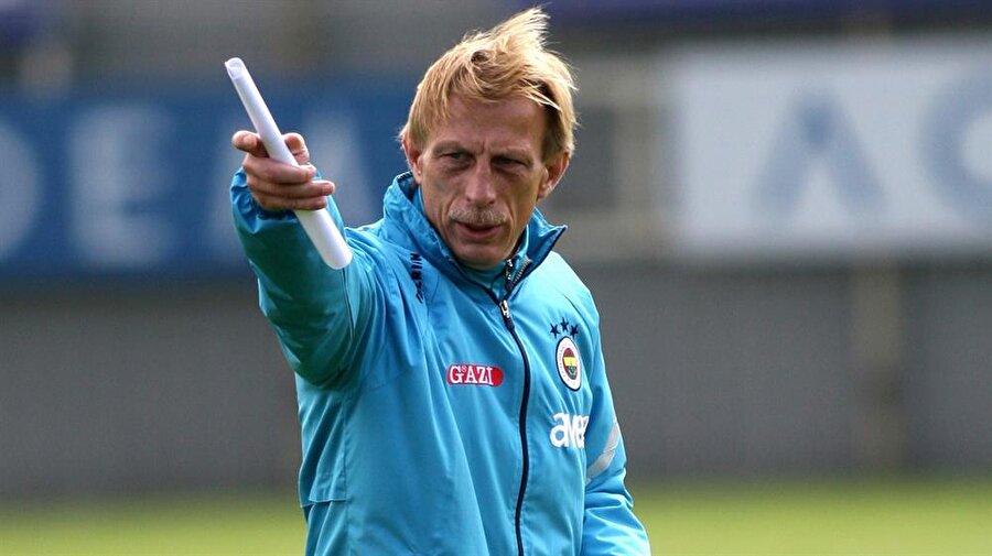 Christoph Daum, Fenerbahçe'yi çalıştırdığı dönemde Samandıra'da yapılan idmanda oyuncularına direktifler veriyor.