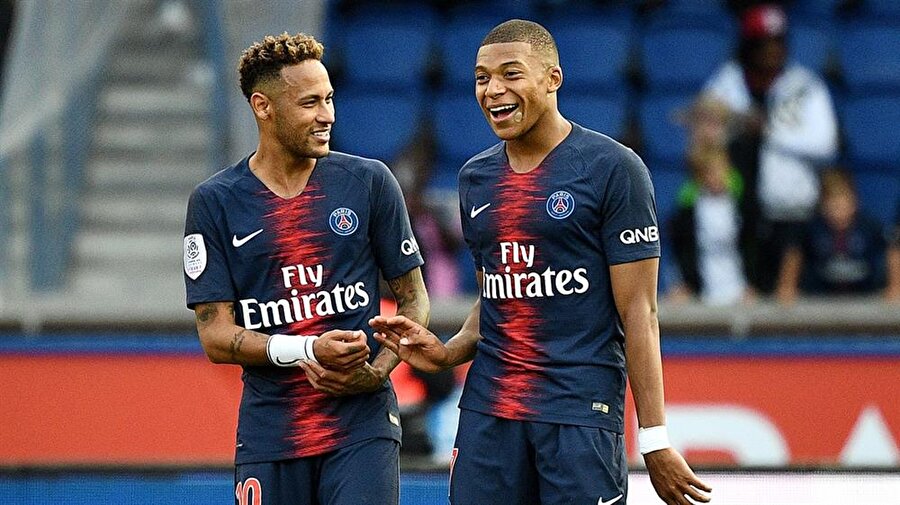 Neymar ve Mbappe karşılaşma sırasında sohbet ediyor.