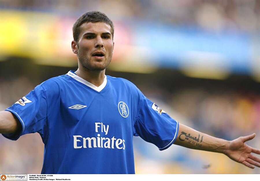 Mutu, Chelsea forması giydiği dönemde kaçırdığı golün ardından sinirleniyor.