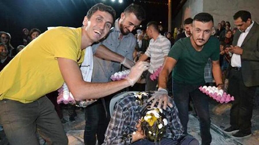 Damat ile sağdıcın başlarında, arkadaşları tarafından 900 adet yumurta kırıldı.