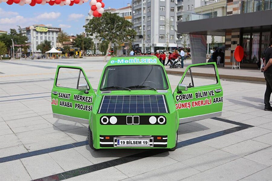 Güneş enerjisiyle çalışan e-moBİLSEM, yeşil rengiyle de akılda kalıcı bir tasarım sunmayı başarıyor.