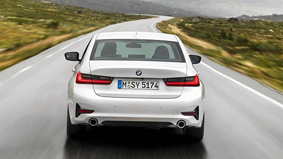 BMW'nin 3 serisi otomobili yol üzerindeki görüntüleriyle de güven ve hız vadeden bir araç konumunda yer alıyor.