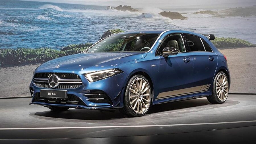 Mercedes AMG A-35, keskin-yumuşak hatları ve parlak dış dizaynıyla dikkat çekiyor.