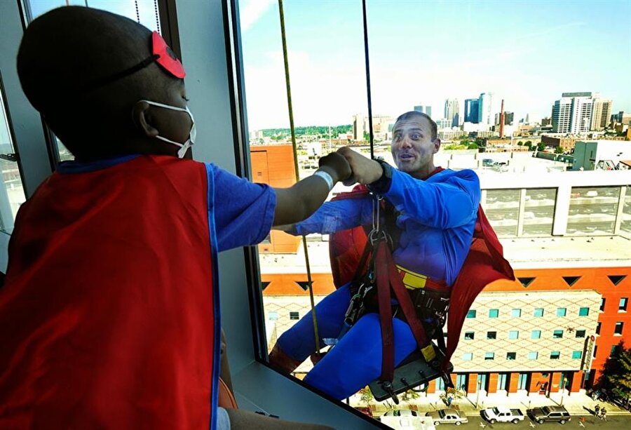 Yaşayan süper kahraman çocuk hastanesi cam temizleyicisi