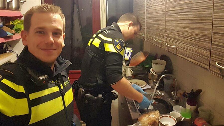 Acil hastaneye kaldırılan kadının evdeki 5 çocuğu için kalıp yemek yapan hatta ardından bulaşıkları da yıkayan iki sağlık görevlisi

                                    
                                