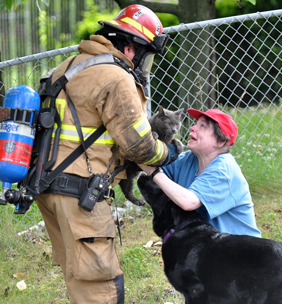 Yangından kurtardığı kedisini kadına getiren itfaiye görevlisi

                                    
                                