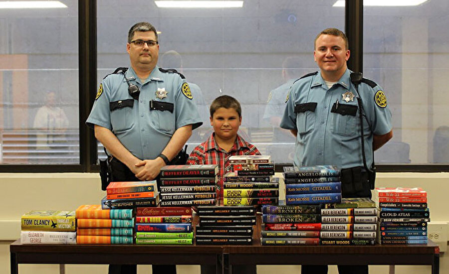 Yaz tatilinde çalışıp, kazandığı parayla kitaplar alıp hapishane kütüphanesine bağışlayan çocuk

                                    
                                