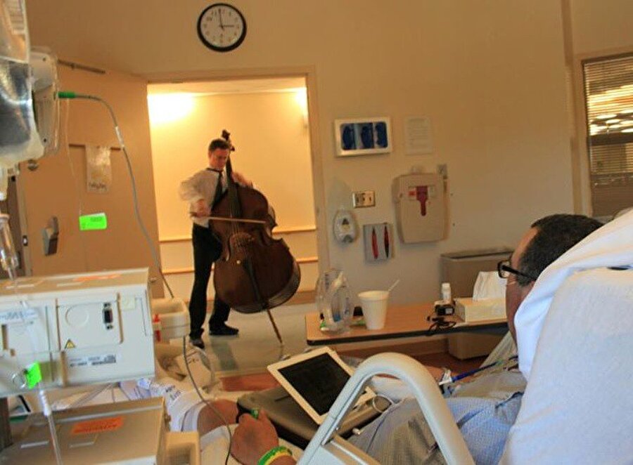 Onkoloji kliniğinde yatan hastaların kendilerini daha iyi hissetmesi için onlara küçük konserler veren genç

                                    
                                