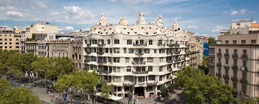 Casa Mila - İspanya

                                    
                                    Popüler olarak “La Pedrera” adıyla bilinen Barselona’daki bu yapının mimarı Antoni Gaudi. Her katı 1323 metrekarelik bir alana sahip olan binanın yapımına 1906 yılında başlandı. 6 yıllık bir çalışmanın ardından hayata kazandırılan bu yapı, 1984’de UNESCO tarafından Dünya Mirası kabul edildi.
                                
                                