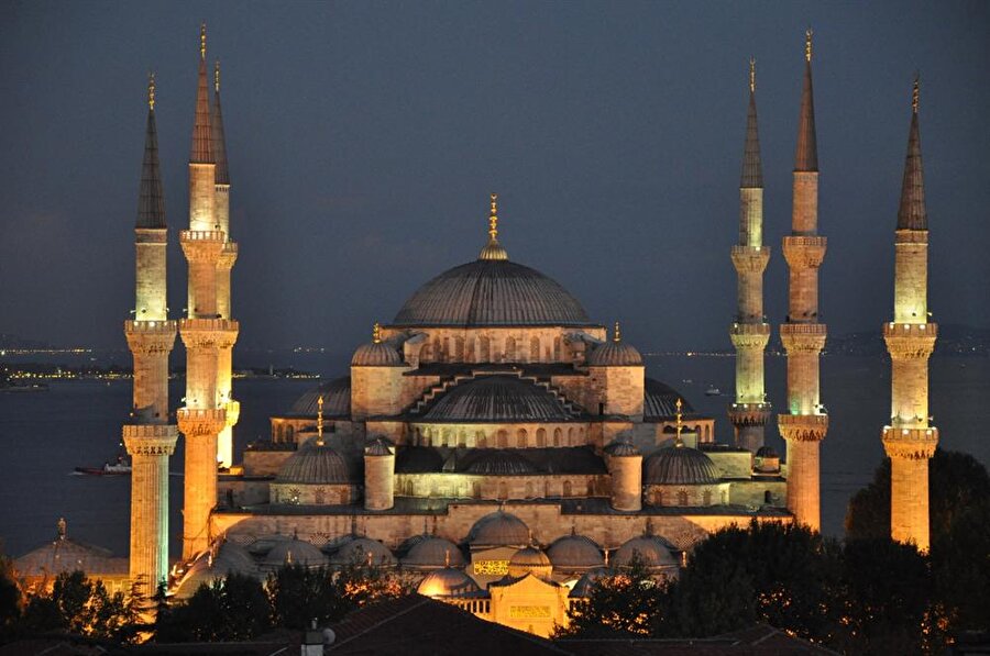 Sultan Ahmet Cami - Türkiye

                                    
                                    1609-1617 yılları arasında Osmanlı Padişahı I. Ahmed tarafından mimar Sedefkar Mehmed Ağa’ya yaptırılan Sultan Ahmet Cami aynı zamanda Mavi Cami adını da taşır. Bunun sebebi; kubbeleri yine mavi ağırlıklı kalem işleriyle süslenmiş olmasıdır.
                                
                                