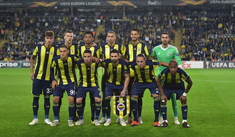 Fenerbahçeli futbolcular, seremonide minik futbolseverlerle poz verdi.