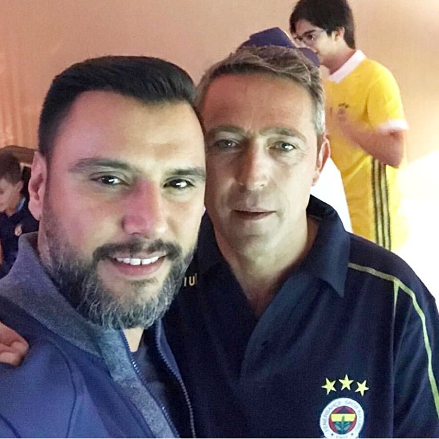 Alişan, Fenerbahçe Başkanı Ali Koç ile birlikte fotoğraf çekiliyor.