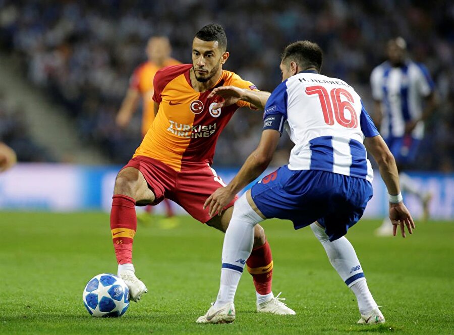 Belhanda'nın Porto forması giyen rakibiyle ikili mücadeleye giriyor.