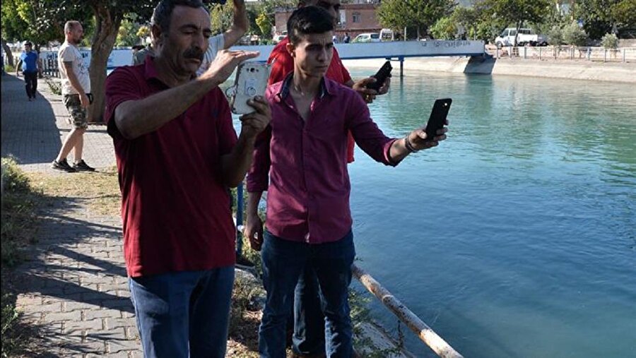Bazı vatandaşlar, sulama kanalında sürüklenen kadın cesedini, cep telefonlarıyla görüntüleyip sosyal medyadan paylaştı.