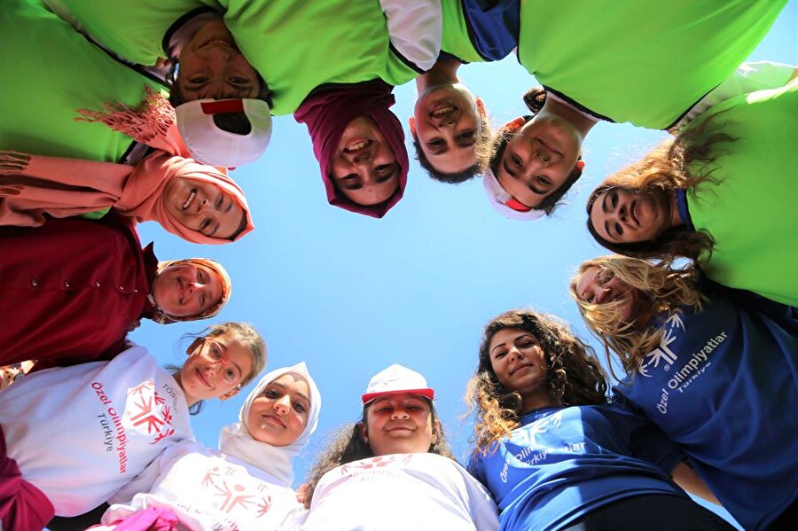 Sporcular birlikte dostluk fotoğrafı çektirdiler.