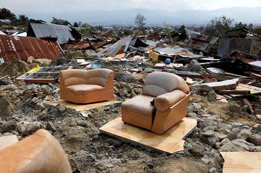 Deprem ve Tsunami Endonezya’yı sarstı
Endonezya'nın Sulawesi Adası'nda cuma günü meydana gelen deprem ve ardından oluşan tsunamide hayatını kaybedenlerin sayısı bin 424'e çıktı. Endonezya Ulusal Afet Yönetim Ajansının (BNPB) Sözcüsü Sutopo Purwo Nugroho, düzenlediği basın toplantısında, deprem ve tsunamide ölenlerin sayısının bin 424'e yükseldiğini söyledi. Ölü sayısının yanısıra 2 bin 549 kişinin yaralandığı, 100'ün üzerinde kişinin kayıp olduğu açıklandı. Karşı karşıya kaldığı doğal afetler sebebiyle ciddi hasarlar alan Endonezya, depremin ardından ağır kayıplar verdi.