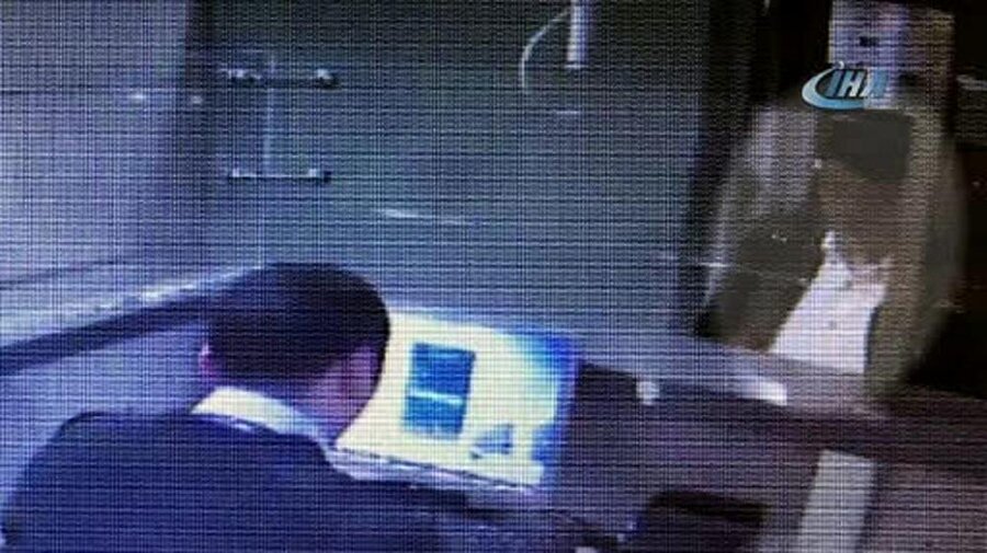 Polis şüphelileri gözaltına aldı.