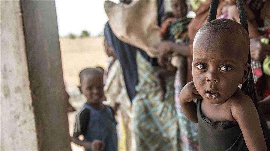 Nijeryalı çocuklar açlıkla karşı karşıya
Nijerya'nın kuzeydoğusunda, Boko Haram terör örgütün yoğun faaliyet gösterdiği bölgelerde yaklaşık 1 milyon çocuğun açlıkla karşı karşıya olduğu bildirildi. BM İnsani Yardım Koordinasyon Ofisi'nin (UNOCHA), şiddet mağdurların çektiği acılar hakkında yayımladığı raporda, örgütün Borno, Adamawa ve Yobe eyaletlerinde düzenlendiği saldırılardan dolayı yaklaşık 1 milyon çocuğun yetersiz beslenme ile karşı karşıya olduğu belirtildi.