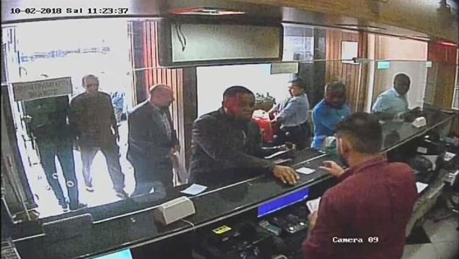 Olay iş yerinin güvenlik kameralarına saniye saniye yansıdı.