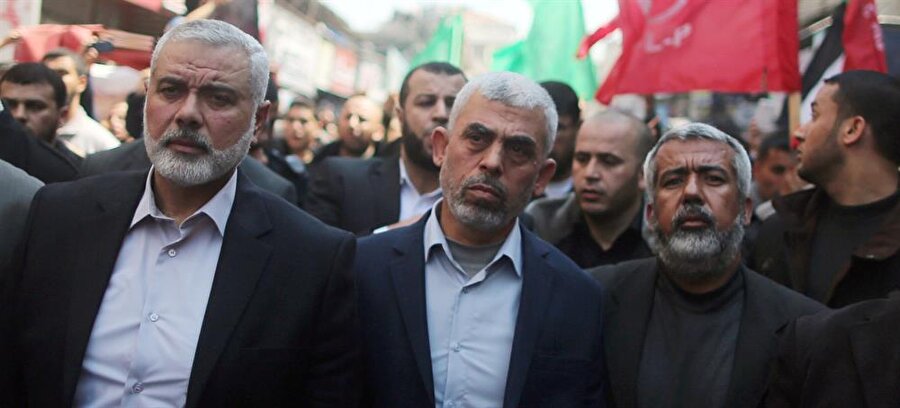 Hamas'ın Gazze Sorumlusu Yahya es-Sinvar (Ortada), bölgede yaşanan son gelişmeleri değerlendirdi.