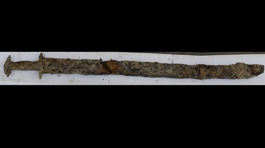 1500 yıllık tarihi kılıç döneme ait işaretler taşıyor.