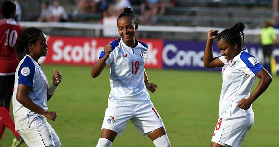 Sheyla Diaz ve arkadaşları gol sevinci yaşıyor.