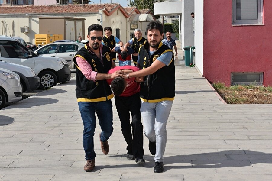 Polisin kadın kılığına girip yakaladığı kapkaççılar tutuklandı.