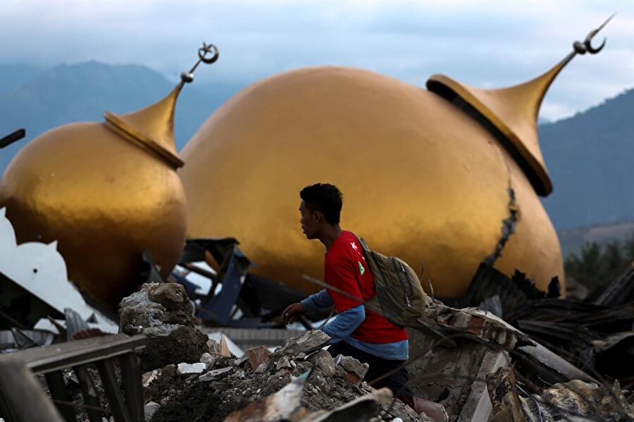 Sulawesi Adası'nda cuma günü meydana gelen deprem ve ardından oluşan tsunami sonucu ölenlerin sayısı 1. 424'e çıktı.