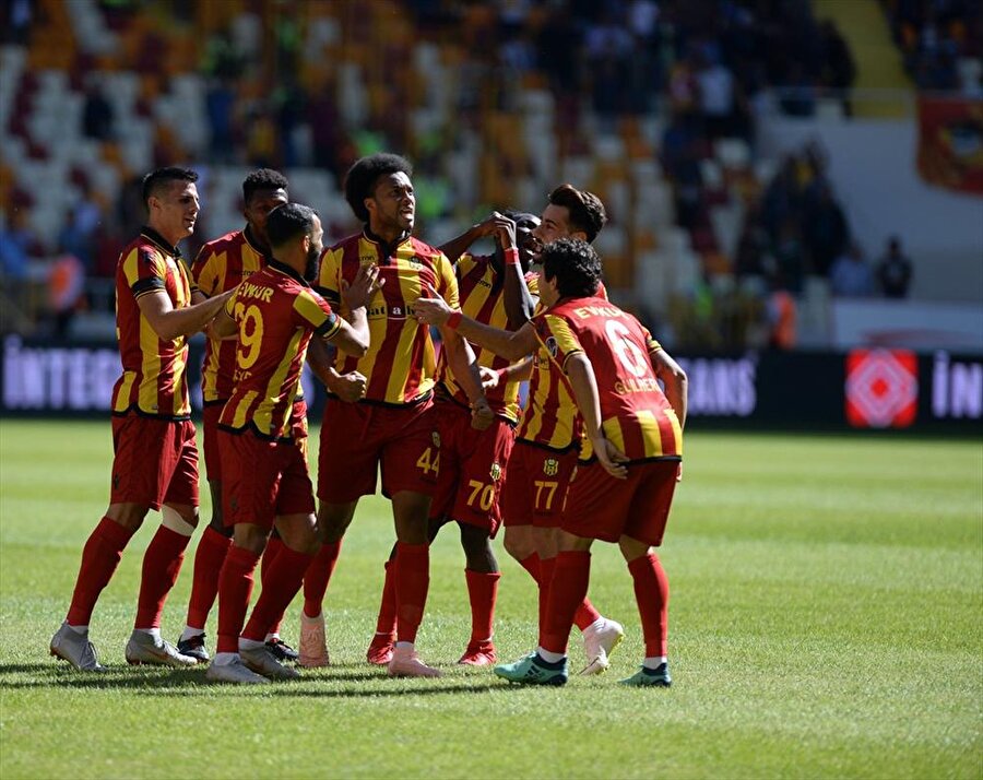 Sivasspor zorlu deplasmandan aldığı 4 gollü beraberliği böyle kutladı.