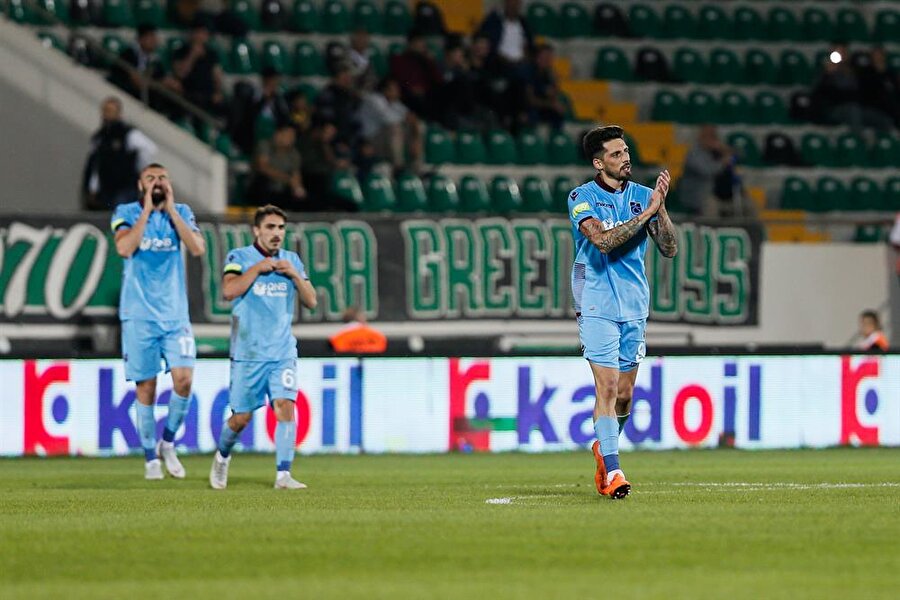Trabzonsporlu Burak Yılmaz, Abdülkadir Ömür ve Jose Sosa ilk golün sevincini böyle yaşadı.